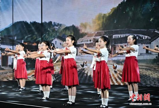 图为长汀师范附属小学山茶花合唱团在大会上演唱童谣《鸡公仔》。中新社记者 张斌 摄 图为长汀师范附属小学山茶花合唱团在大会上演唱童谣《鸡公仔》。中新社记者 张斌 摄