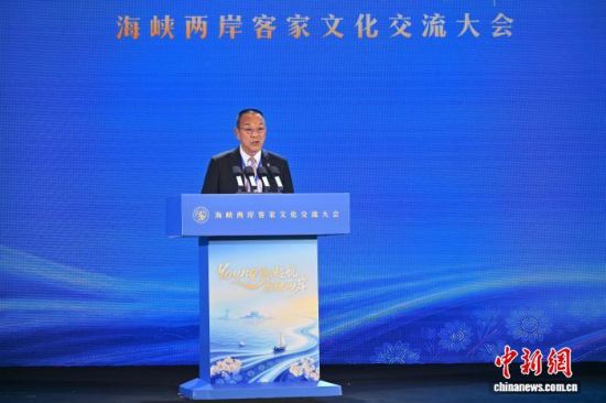 图为全国台湾同胞投资企业联谊会常务副会长韩萤焕在大会上致辞,分享自己从台湾新竹跨海来厦门创业三十余年的经历。中新社记者 张斌 摄 图为全国台湾同胞投资企业联谊会常务副会长韩萤焕在大会上致辞,分享自己从台湾新竹跨海来厦门创业三十余年的经历。中新社记者 张斌 摄