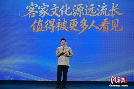 图为在大会主旨演讲环节上,广东汕尾客家人、电影《给阿嬷的情书》总制片人罗展宏,从潮汕方言电影创作经验出发,表达了以影像为纽带讲好客家故事、推动两岸文化交流合作的愿景。中新社记者 张斌 摄 图为在大会主旨演讲环节上,广东汕尾客家人、电影《给阿嬷的情书》总制片人罗展宏,从潮汕方言电影创作经验出发,表达了以影像为纽带讲好客家故事、推动两岸文化交流合作的愿景。中新社记者 张斌 摄