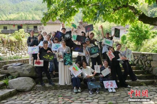 两岸青年在浙江丽水独山村展示创作作品。石志如 摄 两岸青年在浙江丽水独山村展示创作作品。石志如 摄