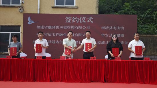 图为当天活动现场举行签约仪式。 图为当天活动现场举行签约仪式。
