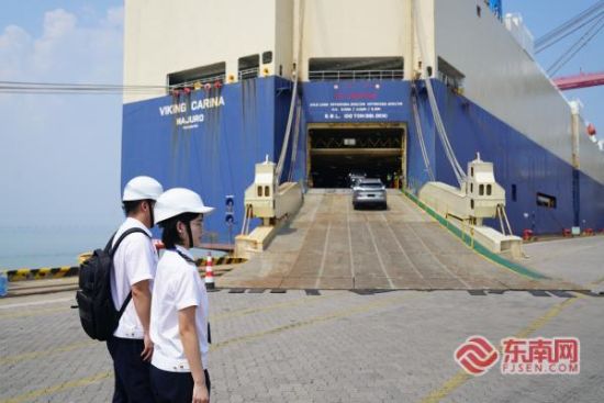海事部门护航保障国产汽车装船(厦门海事局供图) 海事部门护航保障国产汽车装船(厦门海事局供图)