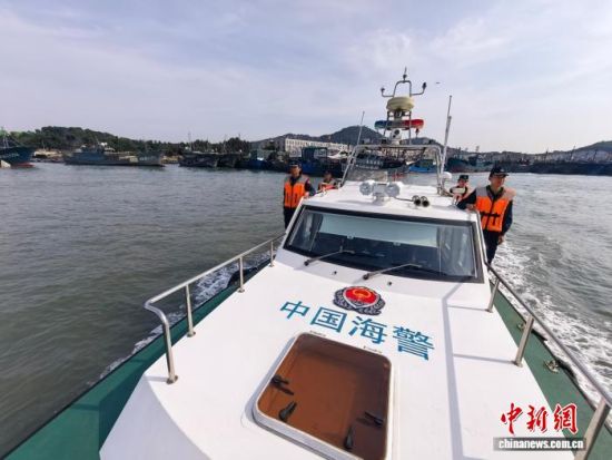 海警执法员为开渔保驾护航。蔡晓晔 摄 海警执法员为开渔保驾护航。蔡晓晔 摄
