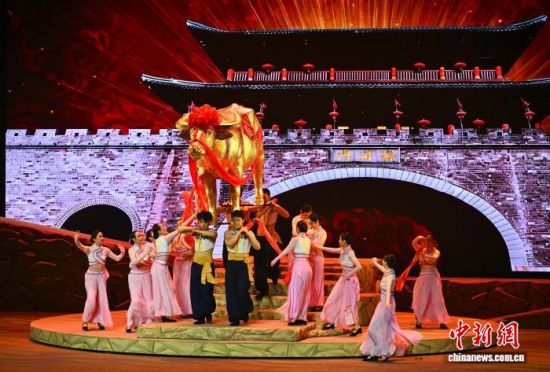 图为犁春牛展示。中新社记者 张斌 摄 图为犁春牛展示。中新社记者 张斌 摄