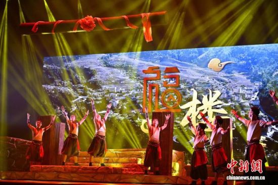 图为男子群舞土楼表演。中新社记者 张斌 摄 图为男子群舞土楼表演。中新社记者 张斌 摄