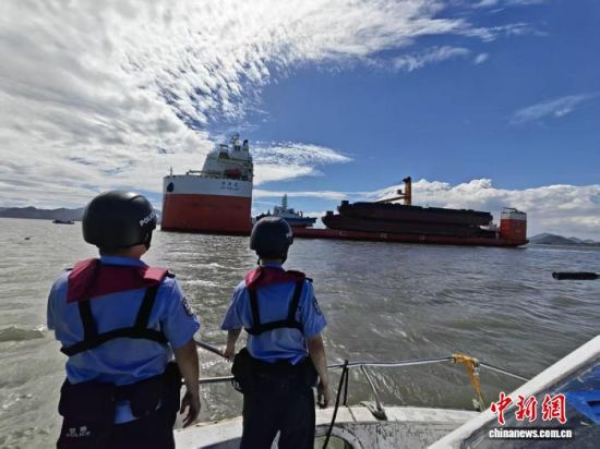 8月19日,宁德出入境边防检查站移民管理警察在三都澳港区监护“华洋龙”轮离港远航。陈明钢 摄 8月19日,宁德出入境边防检查站移民管理警察在三都澳港区监护“华洋龙”轮离港远航。陈明钢 摄