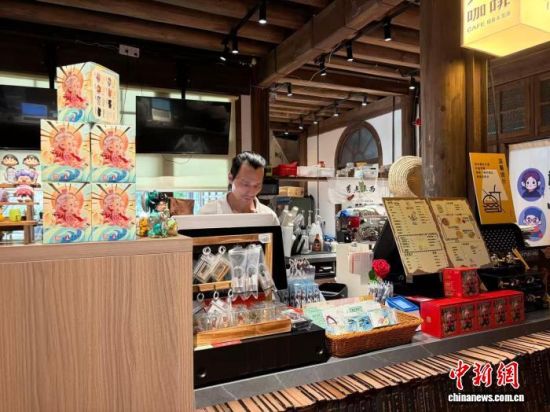 8ÔÂ18ÈÕ£¬Î»ÓÚ¸£ÖݹÄÁëµÄ´óÃÎÊéÎÝÄÚ£¬µê³¤ÕýÔÚÖÆ×÷¿§·ÈÒûÆ·¡£¡¡Ö£½Âå Éã 8ÔÂ18ÈÕ£¬Î»ÓÚ¸£ÖݹÄÁëµÄ´óÃÎÊéÎÝÄÚ£¬µê³¤ÕýÔÚÖÆ×÷¿§·ÈÒûÆ·¡£¡¡Ö£½Âå Éã