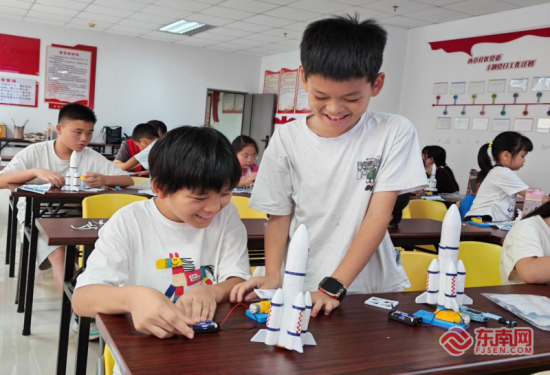 孩子们开心地组装火箭模型(集美区社区学院供图) 孩子们开心地组装火箭模型(集美区社区学院供图)