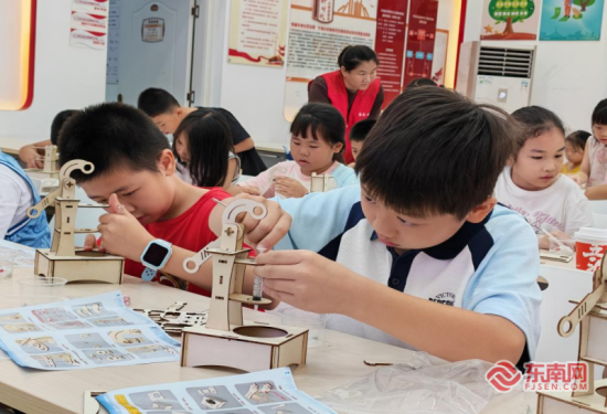 学员们认真制作手压抽水机(集美区社区学院供图) 学员们认真制作手压抽水机(集美区社区学院供图)