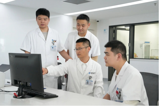 图为曹烈虎主任与团队商讨治疗方案。 图为曹烈虎主任与团队商讨治疗方案。