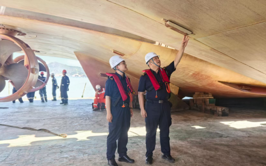海关关员对今年福建出口非洲最大批次船舶进行现场检查 邵光龙 刘桢 供图 海关关员对今年福建出口非洲最大批次船舶进行现场检查 邵光龙 刘桢 供图