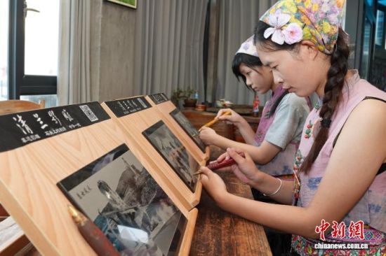 8月17日,福建省泉州市惠安县大岞村的惠女风情园里,影雕创作吸睛。中新网记者 陈小愿 摄 8月17日,福建省泉州市惠安县大岞村的惠女风情园里,影雕创作吸睛。中新网记者 陈小愿 摄