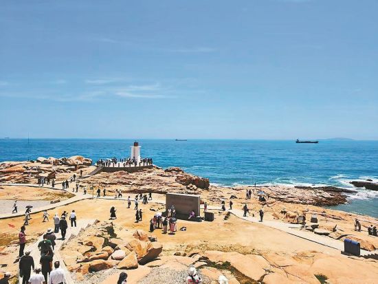 暑期的68海里景区碧波、礁石临海铺展,游人络绎不绝。刘宇捷 摄 暑期的68海里景区碧波、礁石临海铺展,游人络绎不绝。刘宇捷 摄