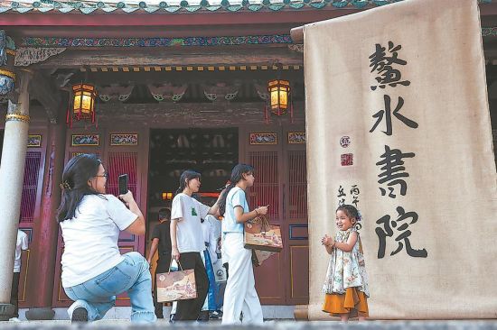游客在鳌水书院内拍照留影。 游客在鳌水书院内拍照留影。