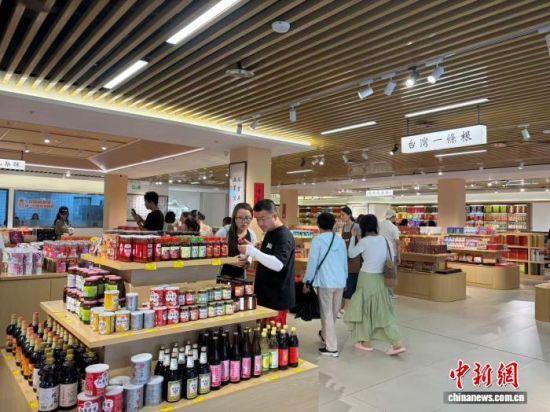 8月19日,游客正在平潭台湾小镇的一家免税店内挑选台湾商品。 郑江洛 摄 8月19日,游客正在平潭台湾小镇的一家免税店内挑选台湾商品。 郑江洛 摄