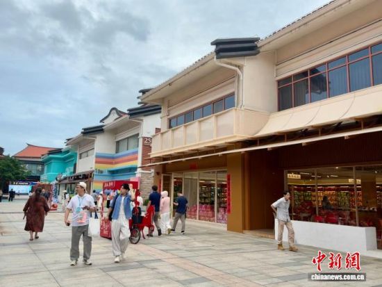 8月19日,平潭台湾小镇吸引游客打卡。 郑江洛 摄 8月19日,平潭台湾小镇吸引游客打卡。 郑江洛 摄