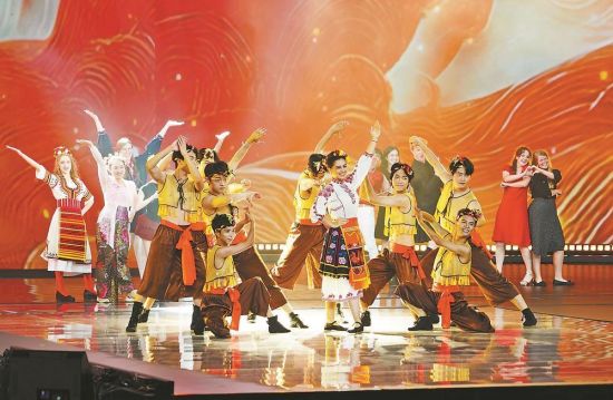 决赛现场,大赛30强代表带来集体表演《舞动五洲》。 决赛现场,大赛30强代表带来集体表演《舞动五洲》。