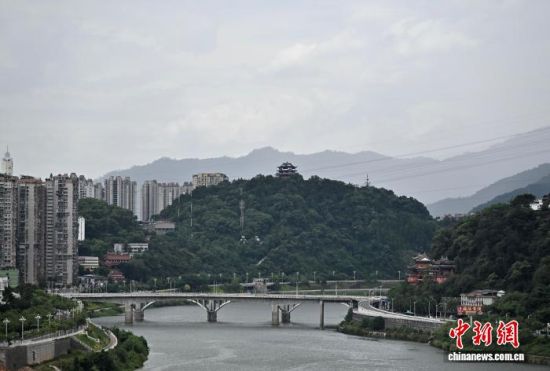 图为8月23日,延平城区一角房屋层层铺展,形成了独有的山城风貌。中新社记者 张斌 摄 图为8月23日,延平城区一角房屋层层铺展,形成了独有的山城风貌。中新社记者 张斌 摄