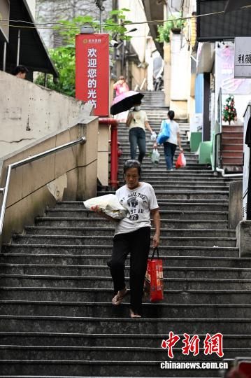 图为8月23日,城区出行的民众。延平城区街巷与阶梯随起伏地势蜿蜒延伸,形成了独有的山城风貌。中新社记者 张斌 摄 图为8月23日,城区出行的民众。延平城区街巷与阶梯随起伏地势蜿蜒延伸,形成了独有的山城风貌。中新社记者 张斌 摄