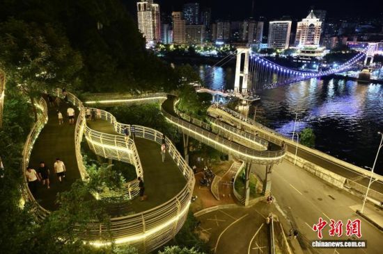 图为8月22日晚,民众行走在九峰山空中栈道上。延平是闽江干流的起点城市,一江碧水、一脉青山、一城人文,构成了独具魅力的山城景观。中新社记者 张斌 摄 图为8月22日晚,民众行走在九峰山空中栈道上。延平是闽江干流的起点城市,一江碧水、一脉青山、一城人文,构成了独具魅力的山城景观。中新社记者 张斌 摄
