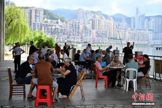 图为8月23日,在江畔休闲的民众。延平是闽江干流的起点城市,一江碧水、一脉青山、一城人文,构成了独具魅力的山城景观。中新社记者 张斌 摄 图为8月23日,在江畔休闲的民众。延平是闽江干流的起点城市,一江碧水、一脉青山、一城人文,构成了独具魅力的山城景观。中新社记者 张斌 摄