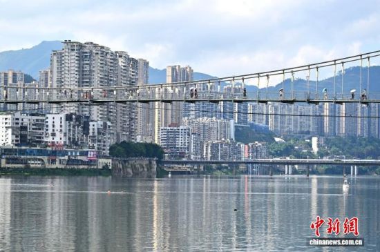 图为8月23日,民众经过九峰索桥往来于延平城区两岸。九峰索桥是当地的标志性建筑之一。中新社记者 张斌 摄 图为8月23日,民众经过九峰索桥往来于延平城区两岸。九峰索桥是当地的标志性建筑之一。中新社记者 张斌 摄