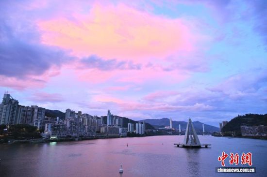 图为8月22日晚,晚霞映照下的延平城区一角。延平是闽江干流的起点城市,一江碧水、一脉青山、一城人文,构成了独具魅力的山城景观。中新社记者 张斌 摄 图为8月22日晚,晚霞映照下的延平城区一角。延平是闽江干流的起点城市,一江碧水、一脉青山、一城人文,构成了独具魅力的山城景观。中新社记者 张斌 摄