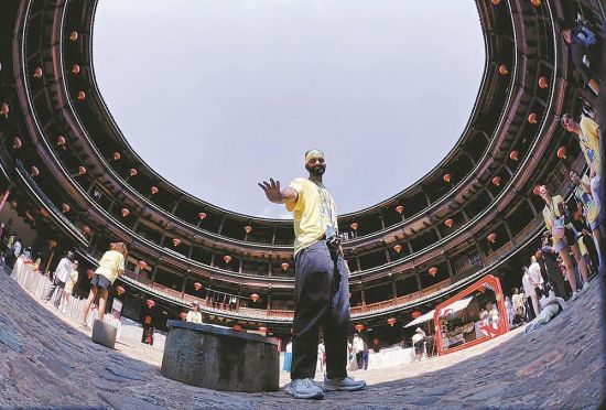 “汉语桥”选手在南靖土楼参观。 (受访者供图) “汉语桥”选手在南靖土楼参观。 (受访者供图)