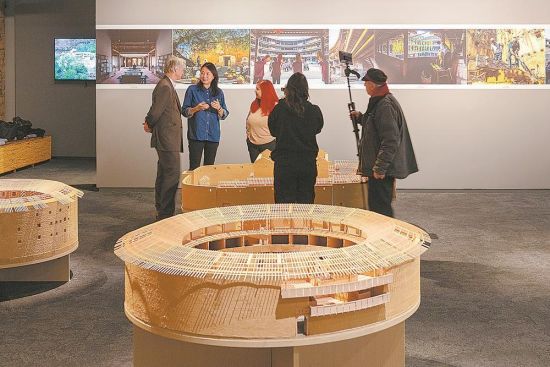 徐甜甜(左二)向外国专家介绍“福建土楼活化利用项目”。 (受访者供图) 徐甜甜(左二)向外国专家介绍“福建土楼活化利用项目”。 (受访者供图)