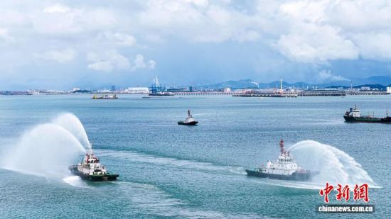 图为8月20日,2026年福建沿海海上风电水域安全应急演练在福清兴化湾海上风电场附近水域举行。 福州海事局 供图 图为8月20日,2026年福建沿海海上风电水域安全应急演练在福清兴化湾海上风电场附近水域举行。 福州海事局 供图