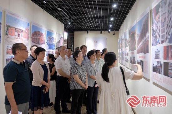 参观图片展。 参观图片展。