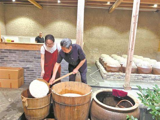 游客体验黄酒酿造工艺 游客体验黄酒酿造工艺