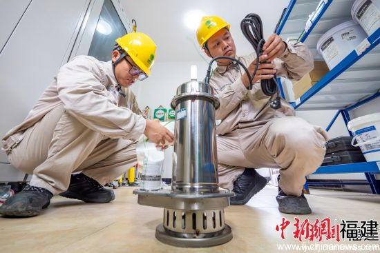 国网清流县供电公司运维人员正在清点检查抽水机、沙袋等防汛物资,做实应急备战,筑牢台风期间电网安全防线。(黄辉进 摄) 国网清流县供电公司运维人员正在清点检查抽水机、沙袋等防汛物资,做实应急备战,筑牢台风期间电网安全防线。(黄辉进 摄)