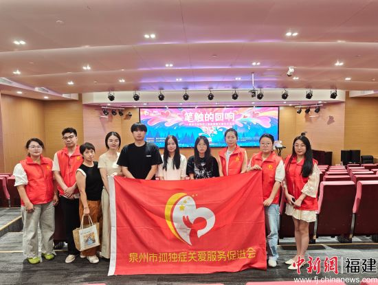 图为与会人员合影。 图为与会人员合影。