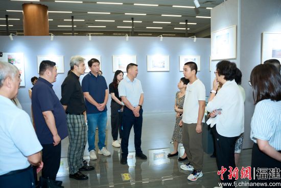 图为与会人员现场交流。 图为与会人员现场交流。