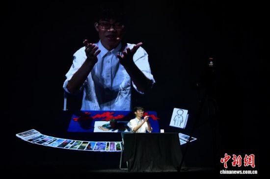 图为来自台湾联合大学的郑加恩表演近景魔术《地球在我们手中》。中新社记者 张斌 摄 图为来自台湾联合大学的郑加恩表演近景魔术《地球在我们手中》。中新社记者 张斌 摄