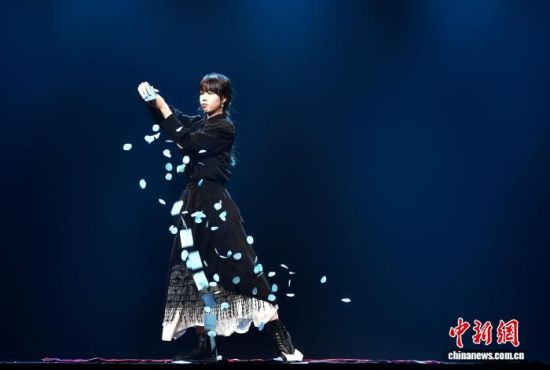图为来自台湾师范大学的钟心宝表演舞台魔术《流于蔚蓝》。中新社记者 张斌 摄 图为来自台湾师范大学的钟心宝表演舞台魔术《流于蔚蓝》。中新社记者 张斌 摄