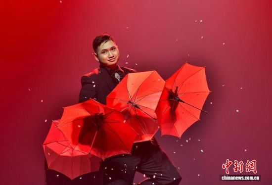 图为来自台湾勤益科技大学的周炜庭表演舞台魔术《红白狂想曲》。中新社记者 张斌 摄 图为来自台湾勤益科技大学的周炜庭表演舞台魔术《红白狂想曲》。中新社记者 张斌 摄