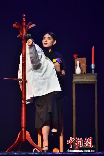 图为来自福建理工大学的张亚瑄表演舞台魔术《意映》。中新社记者 张斌 摄 图为来自福建理工大学的张亚瑄表演舞台魔术《意映》。中新社记者 张斌 摄