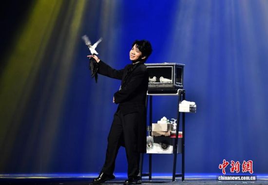 图为来自阳光学院的张旭海表演舞台魔术《暮野寻踪》。中新社记者 张斌 摄 图为来自阳光学院的张旭海表演舞台魔术《暮野寻踪》。中新社记者 张斌 摄
