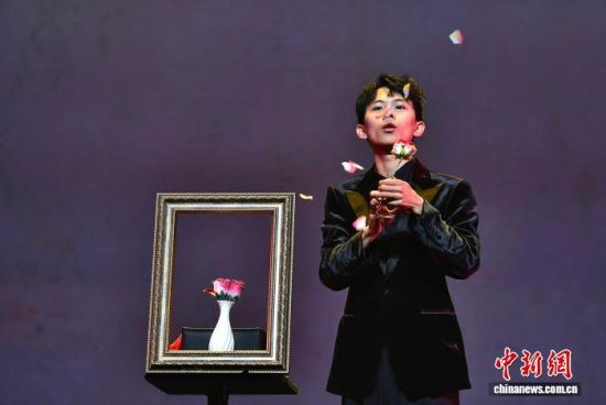 图为来自福建理工大学的朱章涛表演舞台魔术《常玉·玫瑰留香》。中新社记者 张斌 摄 图为来自福建理工大学的朱章涛表演舞台魔术《常玉·玫瑰留香》。中新社记者 张斌 摄