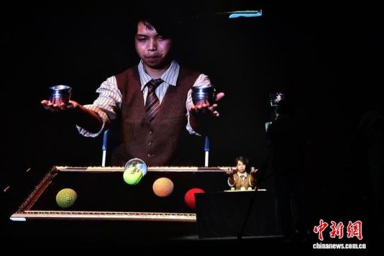 图为来自集美大学的龚连结表演近景魔术《三颗尘埃,三杯星河》。中新社记者 张斌 摄 图为来自集美大学的龚连结表演近景魔术《三颗尘埃,三杯星河》。中新社记者 张斌 摄