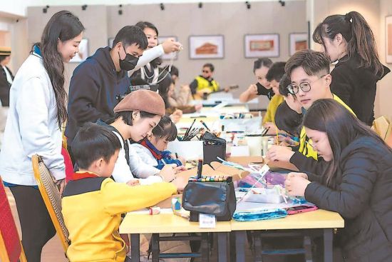 泉州市留学人员联谊会为孤独症孩子举办“心·遇”艺术疗愈活动。(受访者供图) 泉州市留学人员联谊会为孤独症孩子举办“心·遇”艺术疗愈活动。(受访者供图)