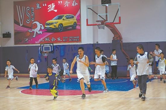 “星语社区”为孤独症孩子举办篮球培训班。(受访者供图) “星语社区”为孤独症孩子举办篮球培训班。(受访者供图)