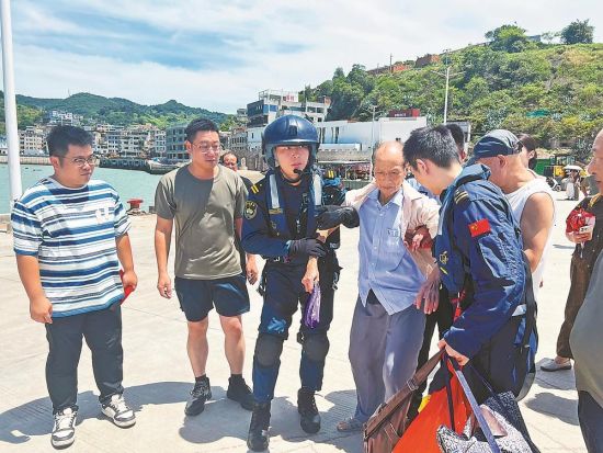 患者在工作人员的协助下登机。福建日报通讯员 陈海滨 摄 患者在工作人员的协助下登机。福建日报通讯员 陈海滨 摄