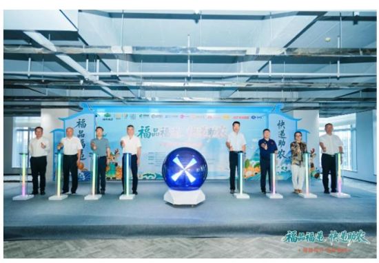 邮政快递主播开展助农直播,向网友推介厦门凤梨穗龙眼(福建省邮政管理局供图) 邮政快递主播开展助农直播,向网友推介厦门凤梨穗龙眼(福建省邮政管理局供图)