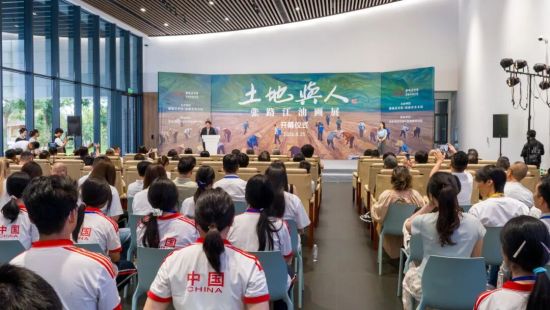 8月25日,“土地与人——张路江油画展”在浦城美术馆/范迪安美术馆开幕。 8月25日,“土地与人——张路江油画展”在浦城美术馆/范迪安美术馆开幕。