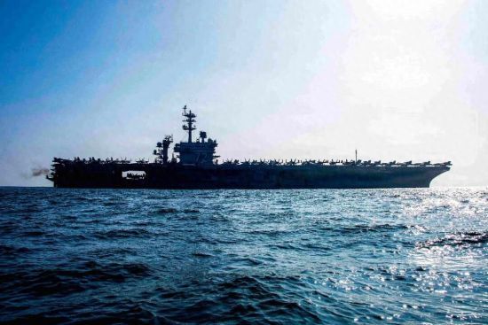 2月11日,航行在阿拉伯海的“林肯”号航母。 2月11日,航行在阿拉伯海的“林肯”号航母。