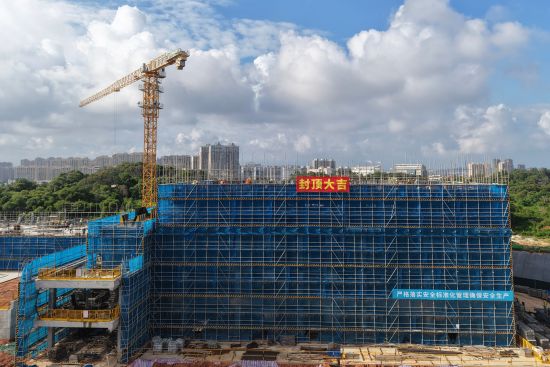8月30日,泉港第一中学新校区(高中部)项目4号楼主体结构顺利封顶。 8月30日,泉港第一中学新校区(高中部)项目4号楼主体结构顺利封顶。