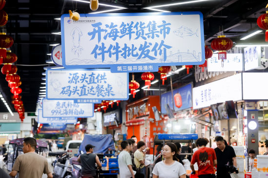 图为开海鲜货集市现场。 图为开海鲜货集市现场。